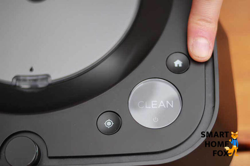 Die Steuerungsknöpfe des iRobot Braava jet m6 sind in der Nahaufnahme zu sehen